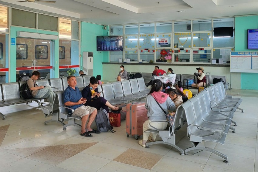 Hành khách tại ga Biên Hoà sáng 7/3. Hành khách tại ga Biên Hoà sáng 7/3.