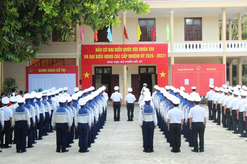 Cử tri nhận phiếu bầu tham gia bầu cử Cử tri nhận phiếu bầu tham gia bầu cử