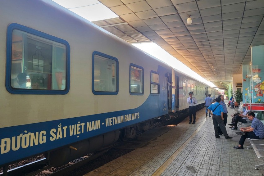 Các cơ quan chức năng đang khẩn trương khắc phục sự cố, đảm bảo an toàn giao thông đường sắt trên tuyến Bắc – Nam. Các cơ quan chức năng đang khẩn trương khắc phục sự cố, đảm bảo an toàn giao thông đường sắt trên tuyến Bắc – Nam.