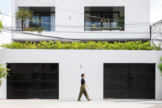 Dự &aacute;n Twin House (nh&agrave; sinh đ&ocirc;i) được thiết kế bởi kiến tr&uacute;c sư L&ecirc; Viết Hội. C&ocirc;ng tr&igrave;nh tọa lạc tr&ecirc;n khu đất rộng 250m&sup2; bao gồm hai ng&ocirc;i nh&agrave; liền kề nhau d&agrave;nh cho một cặp chị em song sinh tại tỉnh T&acirc;y Ninh.