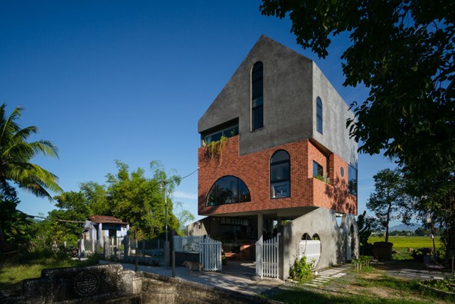 Fairytale House tọa lạc tại một v&ugrave;ng th&ocirc;n qu&ecirc; nằm c&aacute;ch xa trung t&acirc;m th&agrave;nh phố Đ&agrave; Nẵng. Ng&ocirc;i nh&agrave; l&agrave; tổ ấm y&ecirc;n b&igrave;nh v&agrave; thơ mộng của đ&ocirc;i vợ chồng trẻ v&agrave; hai ch&uacute; ch&oacute;.