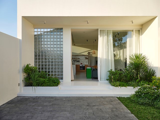 Mặt tiền của ng&ocirc;i nh&agrave; tr&agrave;n ngập c&acirc;y xanh. Vườn c&acirc;y mini ở khu vực s&acirc;n nh&agrave; với những b&ocirc;ng hoa xinh đẹp v&agrave; những c&acirc;y thảo mộc nhỏ gi&uacute;p quang cảnh th&ecirc;m tươi m&aacute;t.