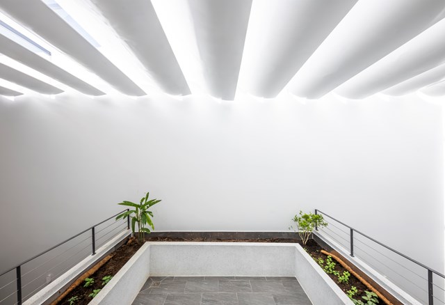 &nbsp;&Aacute;nh s&aacute;ng mặt trời đi qua hệ thống lam th&eacute;p chiếu rọi xuống s&acirc;n thượng&nbsp;tạo hiệu ứng &aacute;nh s&aacute;ng th&uacute; vị, l&agrave; nơi th&iacute;ch hợp để đọc s&aacute;ch v&agrave; thư gi&atilde;n. Ngo&agrave;i ra, gia chủ c&ograve;n c&oacute; thể tận dụng kh&ocirc;ng gian để trồng th&ecirc;m rau xanh, gia tăng nguồn cung cấp thực phẩm sạch cho gia đ&igrave;nh.