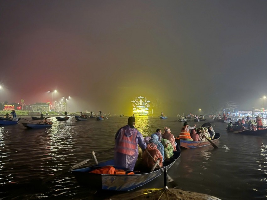 Hàng vạn du khách đội mưa trẩy hội Chùa Hương đầu xuân Bính Ngọ Hàng vạn du khách đội mưa trẩy hội Chùa Hương đầu xuân Bính Ngọ