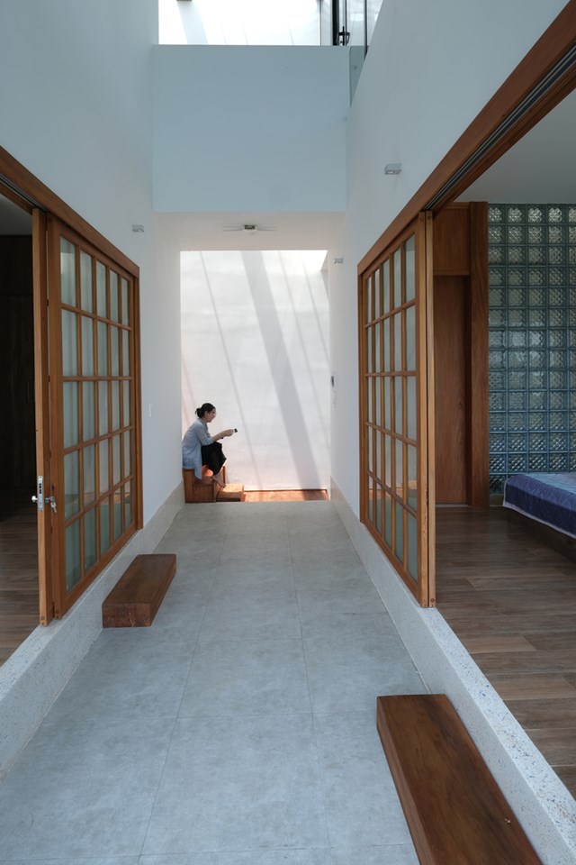 Lối đi nhỏ giữa hai ph&ograve;ng ngủ đ&oacute;ng vai tr&ograve; như vật li&ecirc;n kết, thu nhỏ khoảng c&aacute;ch giữa c&aacute;c th&agrave;nh vi&ecirc;n trong gia đ&igrave;nh.&nbsp;