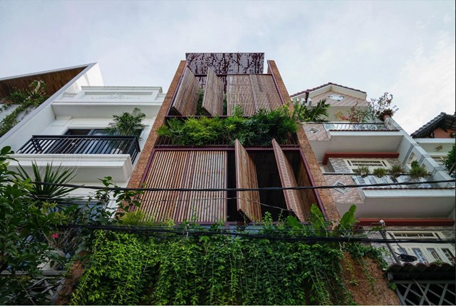 Thiết kế được lấy cảm hứng từ những ng&ocirc;i nh&agrave; truyền thống của miền Trung Việt Nam. Mặt tiền với 8 cửa xoay c&oacute; thể đ&oacute;ng mở tạo ảo gi&aacute;c như ng&ocirc;i nh&agrave; đang 