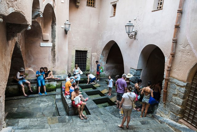 Lavatoio khu bể giặt c&ocirc;ng cộng c&oacute; từ thời Trung cổ thế kỷ 18