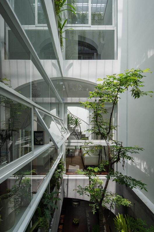 B&ecirc;n cạnh c&aacute;c giải ph&aacute;p về kh&ocirc;ng gian, đội ngũ kiến tr&uacute;c sư sử dụng vật liệu ch&iacute;nh l&agrave; b&ecirc; t&ocirc;ng, thể hiện t&iacute;nh c&aacute;ch trầm tĩnh v&agrave; đ&aacute;p ứng gu thẩm mỹ đơn giản, tinh tế của gia chủ. K House l&agrave; sự kết hợp h&agrave;i ho&agrave; giữa c&aacute;c yếu tố đặc rỗng đan xen, vật liệu b&ecirc; t&ocirc;ng cứng c&aacute;p tương phản với khung k&iacute;nh v&agrave; m&aacute;i v&ograve;m mềm mại, khoảng s&aacute;ng được thiết kế liền kề g&oacute;c tối. Tất cả mang đến sự mới mẻ, kh&aacute;c biệt, đầy t&iacute;nh s&aacute;ng tạo cho ng&ocirc;i nh&agrave; k&iacute;n đ&aacute;o, y&ecirc;n b&igrave;nh giữa chốn đ&ocirc; thị sầm uất.