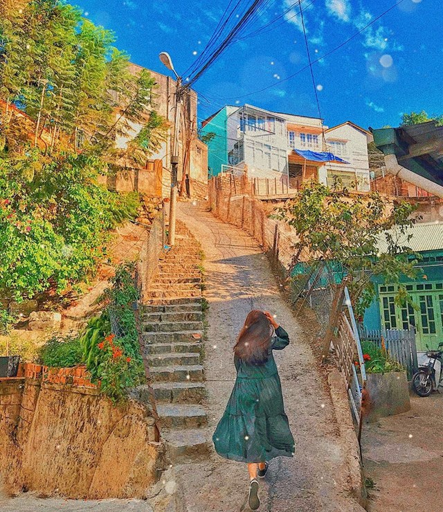 Dốc nh&agrave; b&ograve; l&agrave; con đường tắt đi l&ecirc;n dinh Bảo Đại (Ảnh: FB Dalat Confessions)