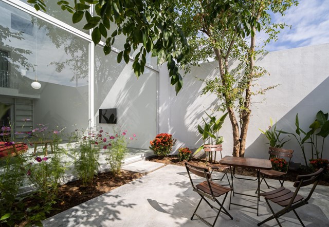 Cuối tầng trệt l&agrave; khu s&acirc;n sau được trồng th&ecirc;m c&acirc;y xanh để ngăn chặn bức xạ mặt trời gay gắt, tiếng ồn đường phố v&agrave; kh&oacute;i bụi. Quang cảnh thi&ecirc;n nhi&ecirc;n c&oacute; nắng, gi&oacute; v&agrave; kh&ocirc;ng kh&iacute; trong l&agrave;nh gi&uacute;p gia chủ tận hưởng những ph&uacute;t gi&acirc;y b&igrave;nh y&ecirc;n, thư th&aacute;i.