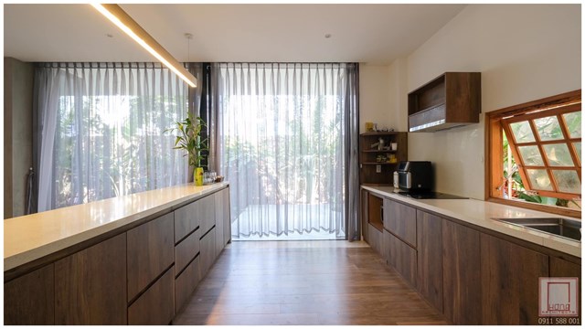 Tủ bếp chủ yếu sử dụng chất liệu gỗ. &Aacute;nh s&aacute;ng đ&egrave;n v&agrave;ng l&agrave;m tăng th&ecirc;m sự ấm c&uacute;ng cho mỗi bữa cơm gia đ&igrave;nh.