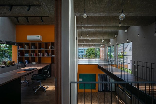 Mọi kh&ocirc;ng gian đều được thiết kế rộng v&agrave; trống. Khoảng trống như một điểm giao thoa c&aacute;c khu vực trong ng&ocirc;i nh&agrave;.