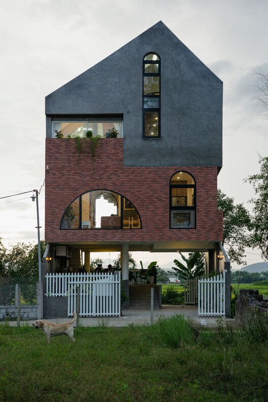 Khu vực x&acirc;y dựng ng&ocirc;i nh&agrave; c&oacute; l&agrave; nơi thường xuy&ecirc;n xảy ra ngập lụt h&agrave;ng năm, mực nước c&oacute; thể d&acirc;ng cao hơn 1m. C&ugrave;ng với đ&oacute;,&nbsp;diện t&iacute;ch đất nhỏ với mật độ c&ocirc;ng năng d&agrave;y đặc cũng l&agrave; một b&agrave;i to&aacute;n kh&oacute; cho đội ngũ thiết kế. Vậy n&ecirc;n, kiến tr&uacute;c sư đ&atilde; đưa ra giải ph&aacute;p để trống tầng trệt, đưa c&aacute;c kh&ocirc;ng gian ch&iacute;nh l&ecirc;n tầng tr&ecirc;n.&nbsp;Thiết kế n&agrave;y kh&ocirc;ng chỉ gi&uacute;p tr&aacute;nh những đợt lũ d&acirc;ng h&agrave;ng năm m&agrave; c&ograve;n giải ph&oacute;ng tầm nh&igrave;n của ng&ocirc;i nh&agrave;.