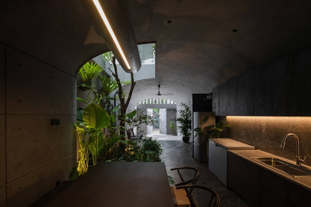 &nbsp;Bếp ăn được bố tr&iacute; nối tiếp ngay sau khu vườn, kh&ocirc;ng c&oacute; h&agrave;ng r&agrave;o ngăn c&aacute;ch khiến cho kh&ocirc;ng gian ng&ocirc;i nh&agrave; c&oacute; chiều s&acirc;u hơn.