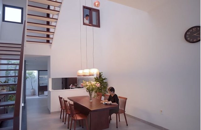 Từ cửa sổ ph&ograve;ng ngủ c&oacute; thể quan s&aacute;t kh&ocirc;ng gian sinh hoạt của gia đ&igrave;nh th&ocirc;ng qua khoảng th&ocirc;ng tầng n&agrave;y.