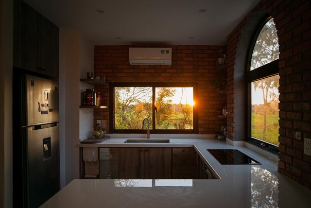 Gia chủ c&oacute; thể tận hưởng bầu kh&ocirc;ng kh&iacute; trong l&agrave;nh, ngắm cảnh b&igrave;nh minh v&agrave; ho&agrave;ng h&ocirc;n mỗi ng&agrave;y qua khung cửa k&iacute;nh lớn.&nbsp;&Aacute;nh ho&agrave;ng h&ocirc;n rơi b&ecirc;n khung cửa mỗi chiều t&agrave; vẽ th&agrave;nh một bức tranh phong cảnh n&ecirc;n thơ v&agrave; l&atilde;ng mạn.