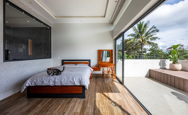 Hệ thống cửa đẩy bằng k&iacute;nh gi&uacute;p kết nối ph&ograve;ng ngủ với ban c&ocirc;ng tạo n&ecirc;n một kh&ocirc;ng gian rộng lớn, h&ograve;a hợp với thi&ecirc;n nhi&ecirc;n.