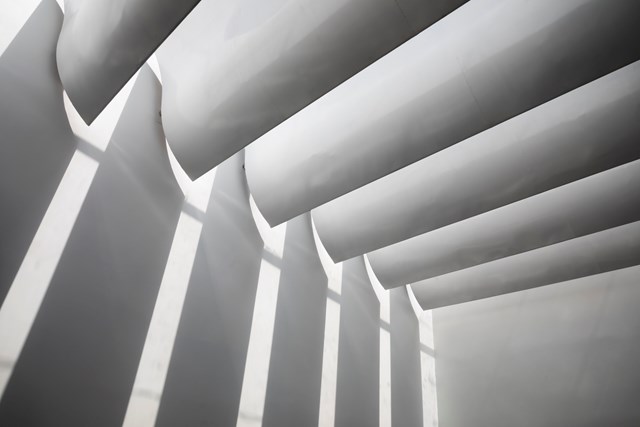 Điểm nhấn ch&iacute;nh của dự &aacute;n l&agrave; hệ lam th&eacute;p trải d&agrave;i khắp m&aacute;i nh&agrave;.&nbsp;Với đặc t&iacute;nh cơ học của hệ lam, gia chủ c&oacute; thể điều chỉnh lượng &aacute;nh s&aacute;ng v&agrave;o nh&agrave;.