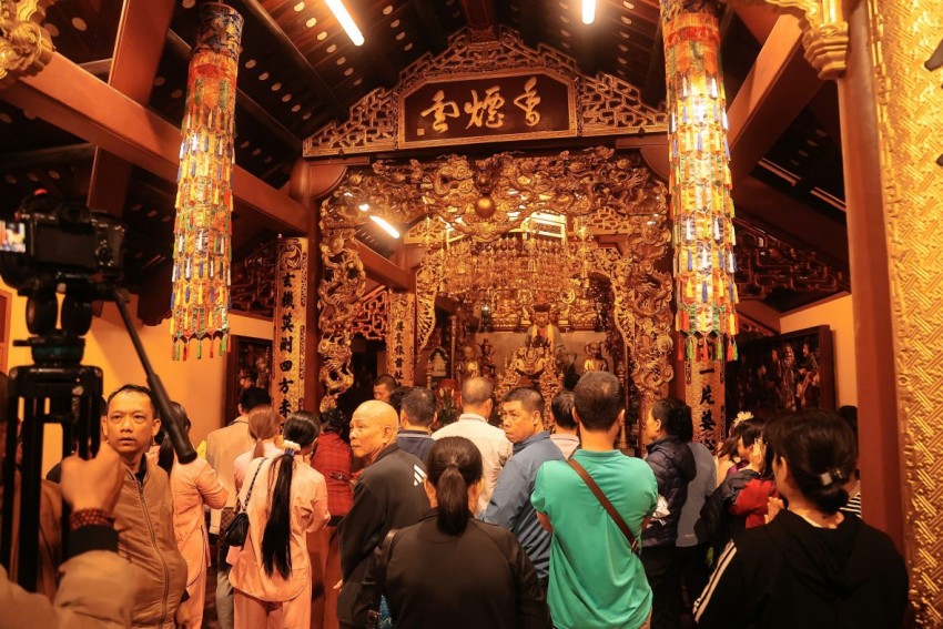 Hàng vạn du khách đội mưa trẩy hội Chùa Hương đầu xuân Bính Ngọ Hàng vạn du khách đội mưa trẩy hội Chùa Hương đầu xuân Bính Ngọ