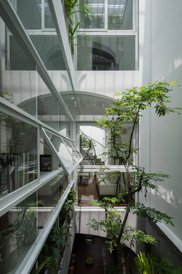 Kh&ocirc;ng gian nghỉ ngơi, l&agrave;m việc bố tr&iacute; đều ở tầng 2 v&agrave; 3. Tại đ&acirc;y, c&aacute;c yếu tố tự nhi&ecirc;n được kh&eacute;o l&eacute;o lồng gh&eacute;p th&ocirc;ng qua giếng trời tạo n&ecirc;n nguồn năng lượng t&iacute;ch cực cho c&aacute;c th&agrave;nh vi&ecirc;n trong gia đ&igrave;nh. Gia chủ cũng c&oacute; thể ngắm nh&igrave;n khung cảnh thi&ecirc;n nhi&ecirc;n tr&agrave;n đầy sức sống ngay trong ng&ocirc;i nh&agrave;.