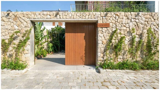 Vật liệu x&acirc;y nh&agrave; l&agrave; những loại phổ biến tr&ecirc;n thị trường kết hợp với vật liệu địa phương như gỗ, đ&aacute; tự nhi&ecirc;n hoặc vật liệu thủ c&ocirc;ng như đ&aacute; m&agrave;i.