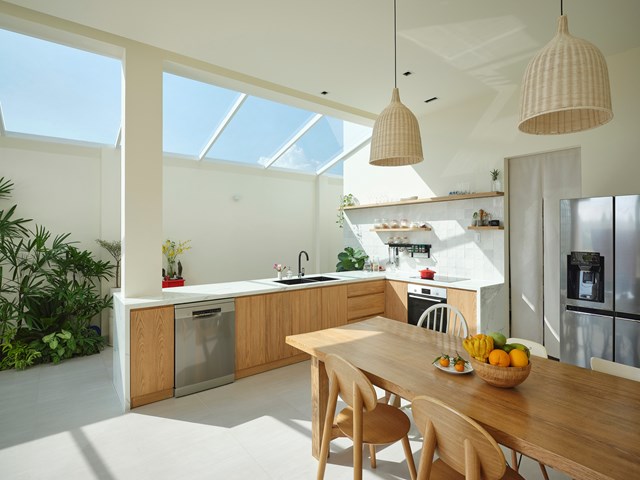 Ngôi nhà nghỉ dưỡng với hành lang mái kính giữa lòng thành phố - Ảnh 2