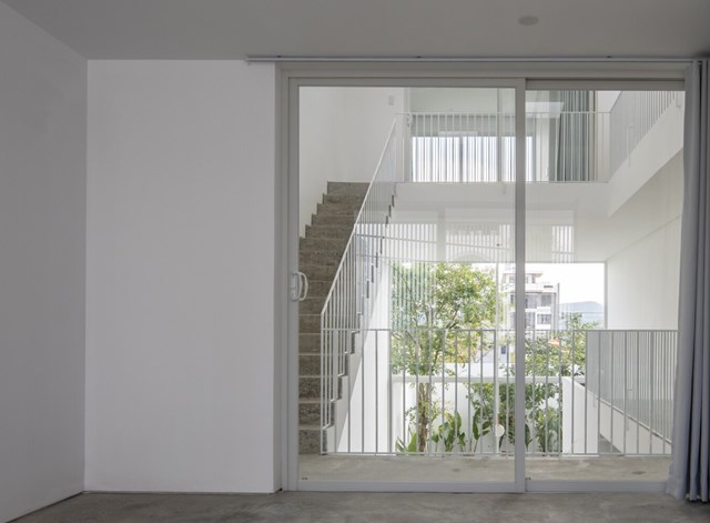 Từ ph&ograve;ng ngủ tầng 2 cũng c&oacute; nh&igrave;n ra khu vườn tr&agrave;n ngập hoa l&aacute; ở ph&iacute;a sau nh&agrave;