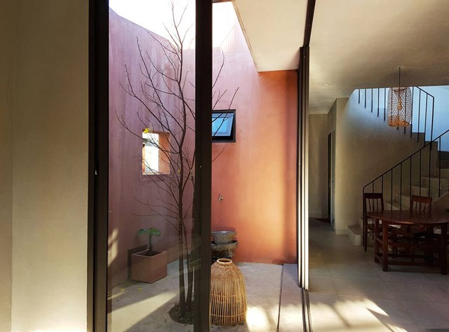 Khoảng hở tại ph&ograve;ng kh&aacute;ch căn ph&ograve;ng được th&ocirc;ng gi&oacute; v&agrave; lấy &aacute;nh s&aacute;ng tự nhi&ecirc;n