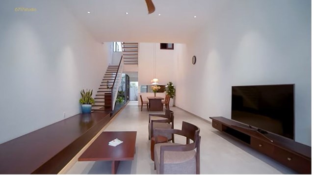 Tầng trệt mỗi căn nh&agrave; c&oacute; ph&ograve;ng kh&aacute;ch, khu bếp v&agrave; s&acirc;n sau li&ecirc;n th&ocirc;ng nhau vừa mang t&iacute;nh kết nối, vừa tạo luồng gi&oacute; tuần ho&agrave;n cho cả tầng.