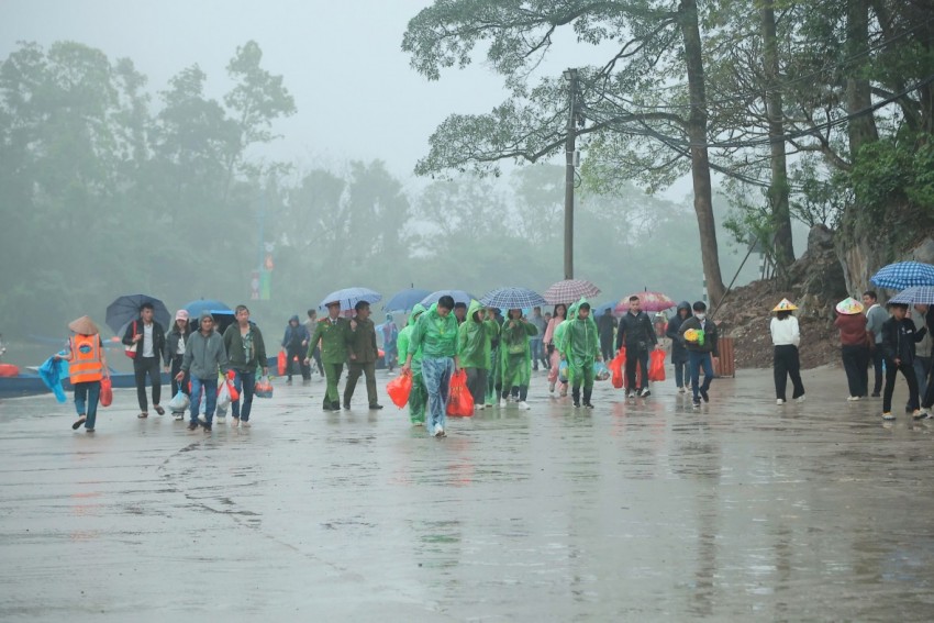 Hàng vạn du khách đội mưa trẩy hội Chùa Hương đầu xuân Bính Ngọ Hàng vạn du khách đội mưa trẩy hội Chùa Hương đầu xuân Bính Ngọ