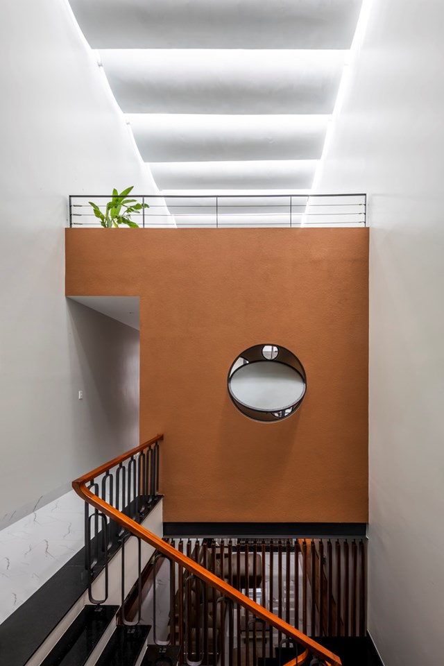 C&aacute;ch bố tr&iacute; kh&ocirc;ng gian linh hoạt theo c&aacute;c khoảng trống gi&uacute;p c&aacute;c ph&ograve;ng th&ocirc;ng tho&aacute;ng, tạo tầm nh&igrave;n dễ chịu. &Aacute;nh s&aacute;ng tự nhi&ecirc;n ph&acirc;n bổ đến từng kh&ocirc;ng gian c&ograve;n gi&uacute;p tiết kiệm điện năng.