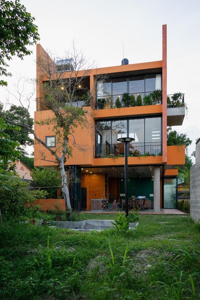 DI House được x&acirc;y dựng tr&ecirc;n khu đất rộng 650 m2 c&aacute;ch xa trung t&acirc;m TP. Hồ Ch&iacute; Minh. Ng&ocirc;i nh&agrave; l&agrave; tổ ấm của một gia đ&igrave;nh 3 thế hệ 7 th&agrave;nh vi&ecirc;n. Thực tế, c&ocirc;ng tr&igrave;nh bao gồm hai ng&ocirc;i nh&agrave; ri&ecirc;ng biệt. Để đ&aacute;p ứng nhu cầu của gia chủ, đội ngũ kiến tr&uacute;c sư đ&atilde; kh&eacute;o l&eacute;o k&eacute;o s&aacute;t hai kh&ocirc;ng gian t&aacute;ch biệt để th&agrave;nh một khối thống nhất.