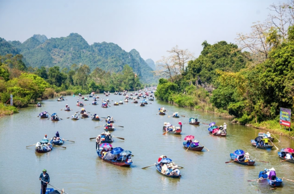 Đình chỉ lái đò bị tố “chặt chém” du khách dự Lễ hội Du lịch Chùa Hương Đình chỉ lái đò bị tố “chặt chém” du khách dự Lễ hội Du lịch Chùa Hương