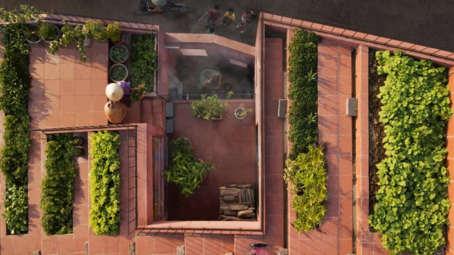 Khoảng s&acirc;n nhỏ tr&ecirc;n tầng lửng l&agrave; khu vui chơi, đồng thời th&ocirc;ng với s&acirc;n giữa nh&agrave; thuận tiện cho việc sử dụng bếp củi đun nấu. S&acirc;n giữa v&agrave; vườn rau tr&ecirc;n m&aacute;i tạo khoảng kh&ocirc;ng gian li&ecirc;n kết, xuy&ecirc;n suốt từ m&aacute;i nh&agrave; xuống tầng trệt. Thiết kế n&agrave;y gi&uacute;p kết c&aacute;c hoạt động sinh hoạt h&agrave;ng ng&agrave;y của gia đ&igrave;nh được kết nối với thi&ecirc;n nhi&ecirc;n.