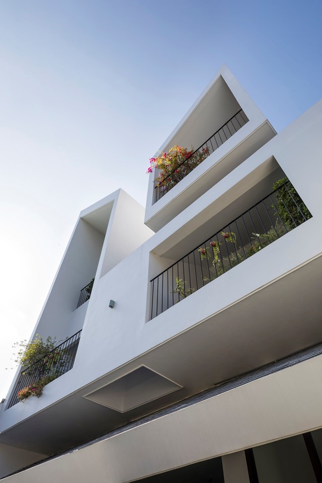 Phần m&aacute;i hi&ecirc;n trước nh&agrave; được thiết kế rộng v&agrave; v&aacute;t x&eacute;o nhằm hạn chế sự hắt nắng trong m&ugrave;a h&egrave; oi ả tại T&acirc;y Ninh đồng thời tr&aacute;nh nước tạt v&agrave;o nh&agrave; trong m&ugrave;a mưa.