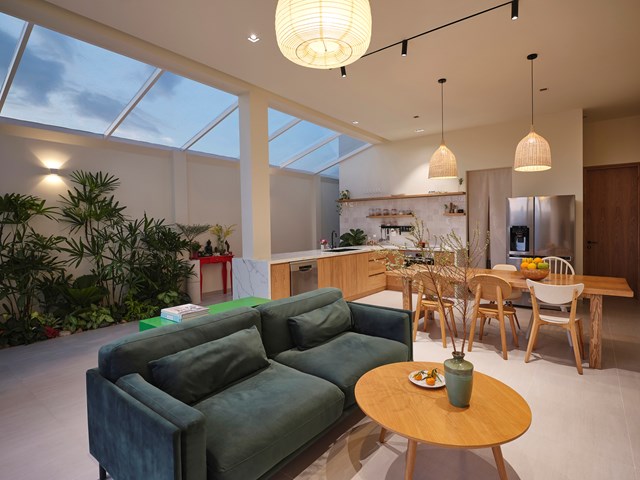 Ngôi nhà nghỉ dưỡng với hành lang mái kính giữa lòng thành phố - Ảnh 1