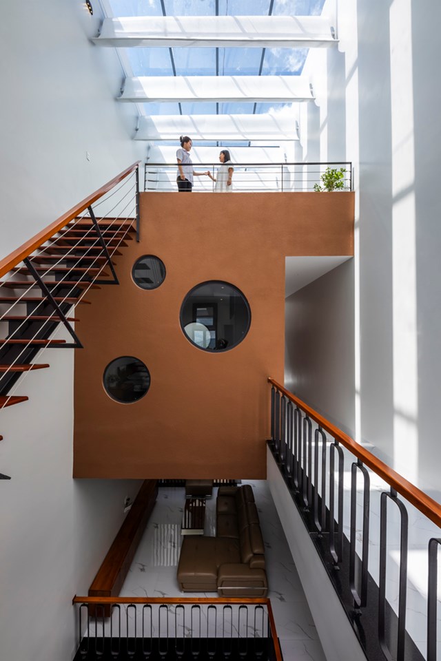 Ng&ocirc;i nh&agrave; c&oacute; 2 khoảng th&ocirc;ng tầng lớn gi&uacute;p &aacute;nh s&aacute;ng tự nhi&ecirc;n chiếu rọi xuy&ecirc;n suốt từ m&aacute;i xuống tầng trệt, gi&uacute;p ng&ocirc;i nh&agrave; lu&ocirc;n tr&agrave;n ngập &aacute;nh s&aacute;ng. Giữa 2 khoảng trống, c&aacute;c th&agrave;nh vi&ecirc;n trong gia đ&igrave;nh c&oacute; thể nh&igrave;n thấy v&agrave; giao tiếp với nhau dễ d&agrave;ng.