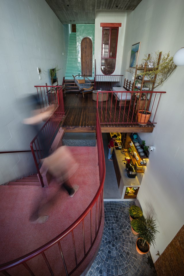 Sự ph&acirc;n chia m&agrave;u sắc giữa c&aacute;c tầng tạo th&agrave;nh một h&agrave;nh tr&igrave;nh trải nghiệm trong ng&ocirc;i nh&agrave;. M&agrave;u sắc thay đổi sẽ mang đến cho gia chủ sự mới lạ khi di chuyển qua từng kh&ocirc;ng gian.