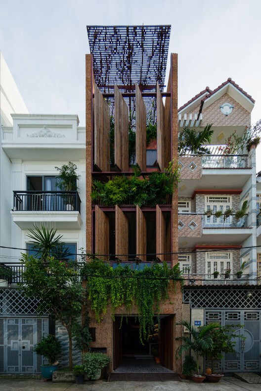 H House l&agrave; tổ ấm của một cặp vợ chồng trẻ l&agrave;m việc trong lĩnh vực s&aacute;ng tạo, c&oacute; t&igrave;nh y&ecirc;u thi&ecirc;n nhi&ecirc;n v&agrave; c&aacute;c gi&aacute; trị truyền thống. Ng&ocirc;i nh&agrave; tọa lạc tại khu đ&ocirc; thị đang ph&aacute;t triển ở ph&iacute;a T&acirc;y trung t&acirc;m th&agrave;nh phố Hồ Ch&iacute; Minh.