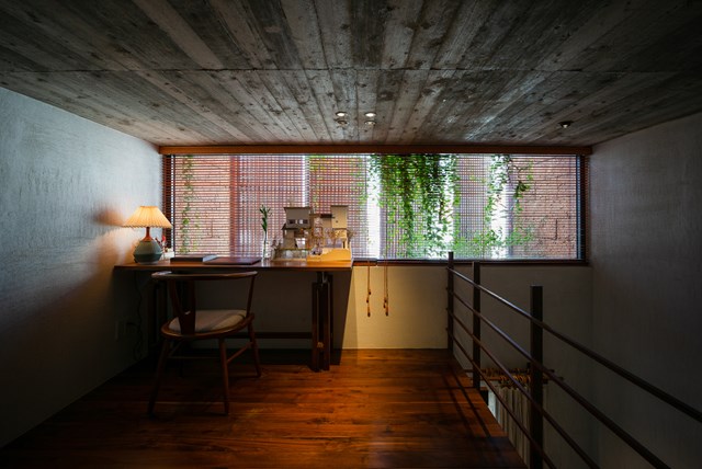 Nơi l&agrave;m việc được bố tr&iacute; ở khoảng nghỉ giữa c&aacute;c tầng.