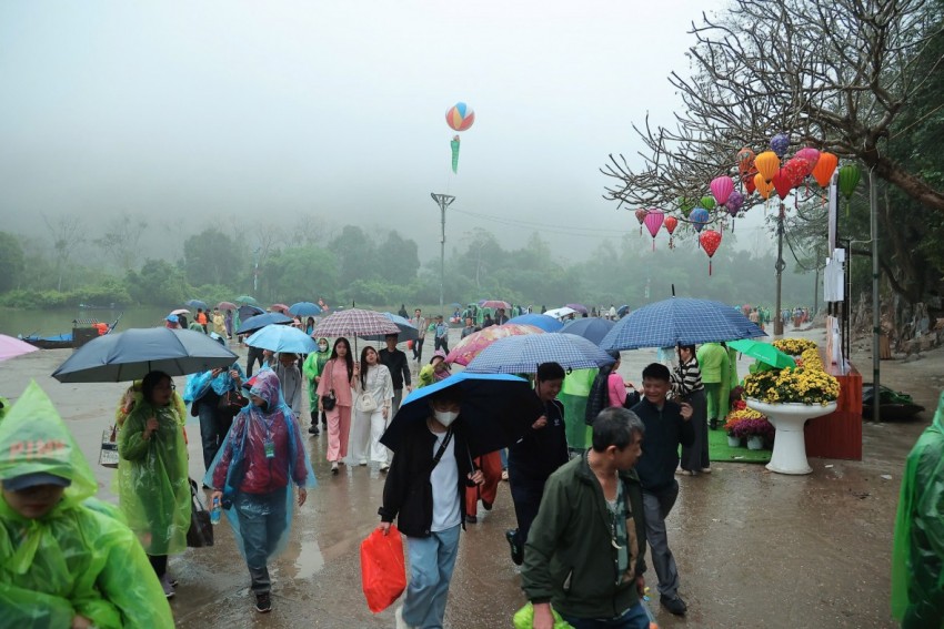Hàng vạn du khách đội mưa trẩy hội Chùa Hương đầu xuân Bính Ngọ Hàng vạn du khách đội mưa trẩy hội Chùa Hương đầu xuân Bính Ngọ