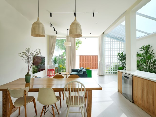 Cửa ch&iacute;nh l&agrave; cửa k&iacute;nh s&aacute;t trần gi&uacute;p kh&ocirc;ng gian mở c&oacute; tầm nh&igrave;n to&agrave;n cảnh ra khu vườn xanh tươi ph&iacute;a s&acirc;n trước.