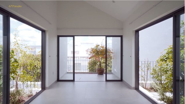 Ph&ograve;ng thờ tại tầng 2 được đặt xen kẽ giữa c&aacute;c khu vườn nhỏ tăng th&ecirc;m mảng xanh cho c&ocirc;ng tr&igrave;nh.