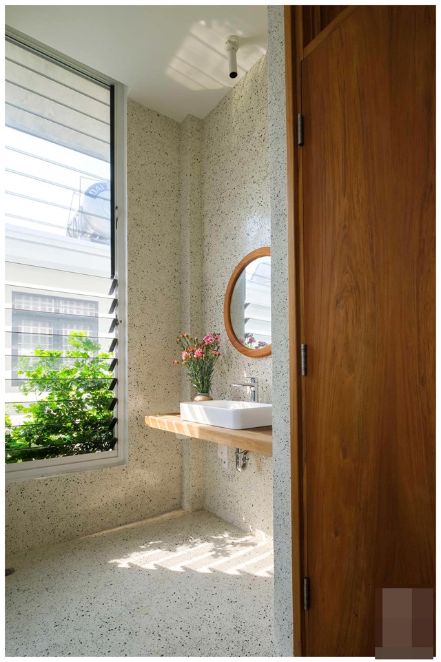 Mọi ng&oacute;c ng&aacute;ch của ng&ocirc;i nh&agrave; đều tr&agrave;n ngập &aacute;nh nắng tự nhi&ecirc;n v&agrave; c&acirc;y xanh.