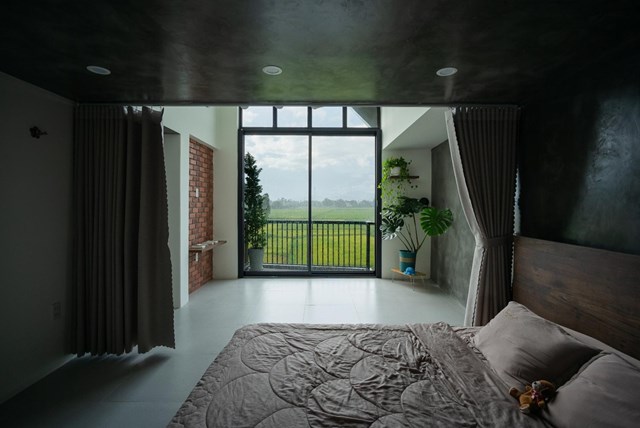 Ph&ograve;ng ngủ nhỏ thiết kế tinh giản, ph&acirc;n chia th&agrave;nh 2 khu vực s&aacute;ng tối phục vụ cho việc nghỉ ngơi v&agrave; l&agrave;m việc.