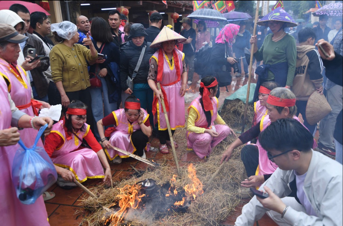 Tái hiện tích tướng quân Phan Tây Nhạc tại Lễ hội thổi cơm làng Thị Cấm Tái hiện tích tướng quân Phan Tây Nhạc tại Lễ hội thổi cơm làng Thị Cấm
