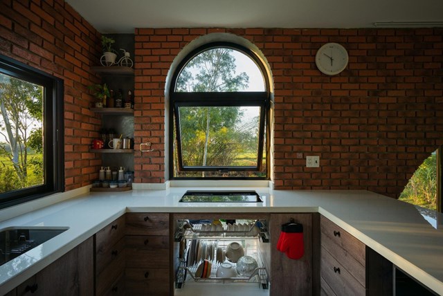 Khu bếp hiện đại với c&aacute;c &ocirc; cửa k&iacute;nh để đ&oacute;n gi&oacute; v&agrave; &aacute;nh s&aacute;ng tự nhi&ecirc;n.