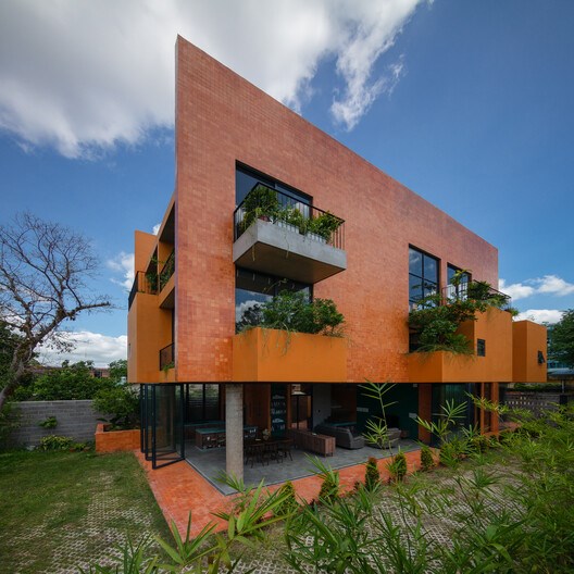 Những tấm gạch l&aacute;t nền l&agrave;m từ đất s&eacute;t được sử dụng để ốp tường, tạo n&ecirc;n những bức tường gạch độc đ&aacute;o c&oacute; thể thay đổi m&agrave;u sắc tự nhi&ecirc;n, đồng thời gi&uacute;p giảm tối đa sự hư hại do t&aacute;c động từ kh&iacute; hậu.&nbsp;