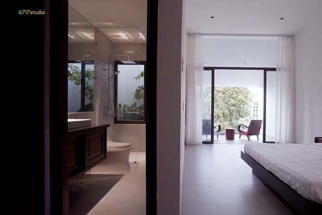 Ph&ograve;ng vệ sinh được đặt vị tr&iacute; ph&iacute;a T&acirc;y để cản kh&iacute; n&oacute;ng cho ph&ograve;ng ngủ, &ocirc; cửa sổ lớn v&agrave; lớp c&acirc;y xanh b&ecirc;n trong tạo sự th&ocirc;ng tho&aacute;ng đối lưu kh&ocirc;ng kh&iacute; v&agrave; k&iacute;n đ&aacute;o.