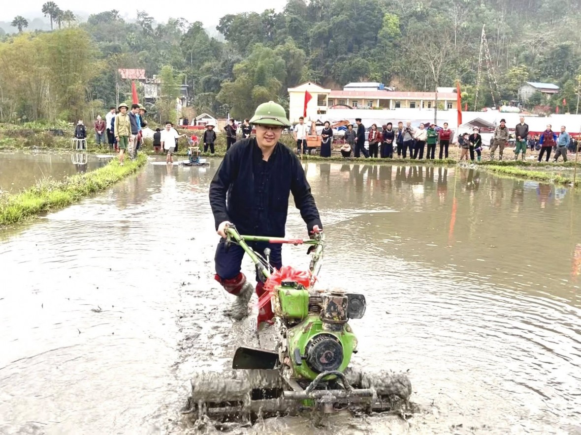 Bí thư xã Bạch Thông xuống đồng và thực hiện nghi lễ 